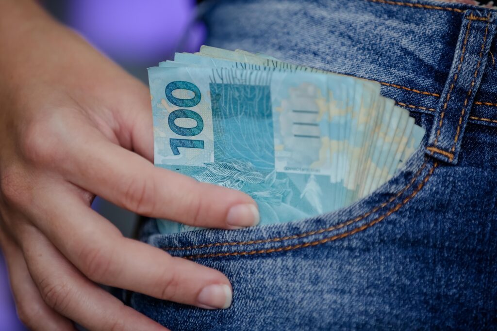 brazilian 50 100 reais banknotes