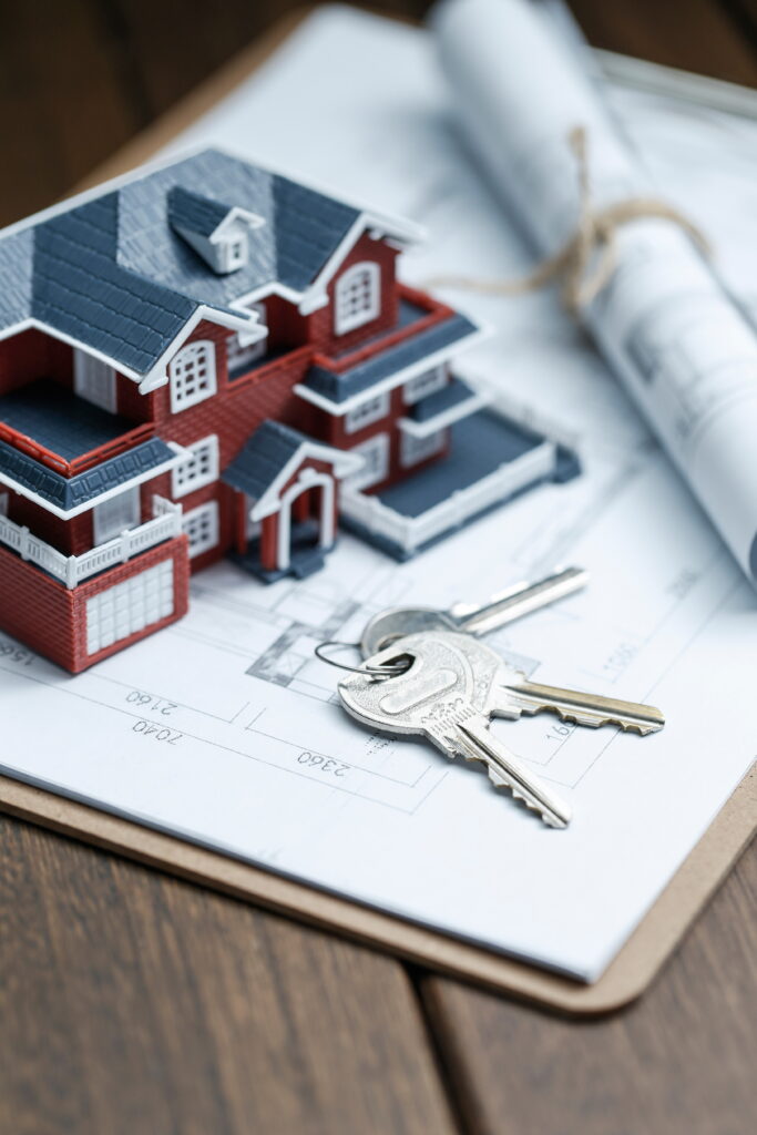 Investimento imobiliário no Brasil: empresa estrangeira pode comprar imóvel no Brasil. 1 villa house model key drawing retro desktop real estate sale concept